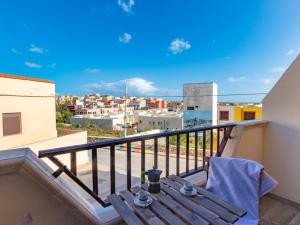 balcone con tavolo e vista sulla città di Residenza Alminà a Lampedusa