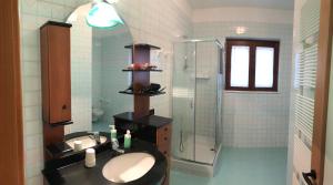 W łazience znajduje się umywalka i prysznic. w obiekcie The holiday house w mieście Santeramo in Colle