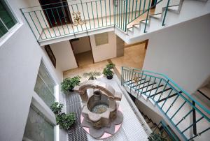 an overhead view of a building with a fountain at Residence L´Heritage Aristóteles 140 by BlueBay in Mexico City