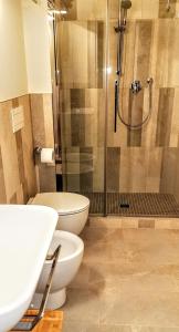 uma casa de banho com 2 WC e um chuveiro em Casa Dora em Cesena
