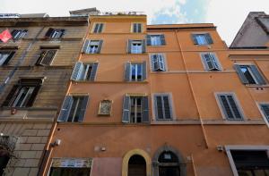 un edificio all'angolo di una strada di Urbana Delicious Flat a Roma