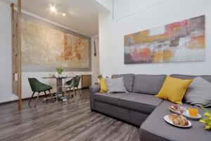 un soggiorno con un divano e un tavolo di Urbana Delicious Flat a Roma
