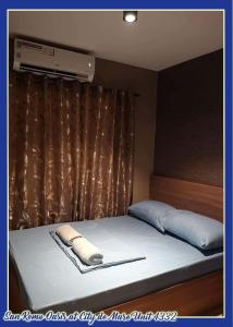 ein Bett mit zwei Handtüchern darüber in der Unterkunft San Remo Oasis at City de Mare U4332 in Cebu City
