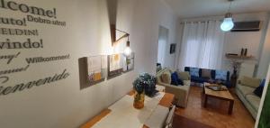 uma sala de estar com um sofá e uma mesa em Sofia Urban Acropolis Appartment em Atenas