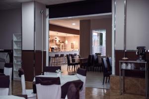 A restaurant or other place to eat at Hotel Ancora