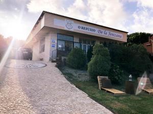 a building with a sign on the front of it at O Refuxio de la Jerezana in Redondela