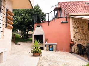 a child sitting in the doorway of a house at O Refuxio de la Jerezana in Redondela
