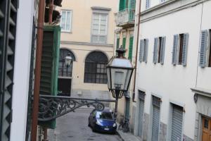 un coche aparcado en una calle junto a un semáforo en Appartamento San Giovanni, en Florencia