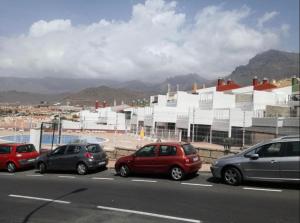 un grupo de coches estacionados al costado de una carretera en villas Canarias, en Adeje