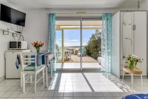 a kitchen with a view of the ocean at Arcadia Appartement - Vue sur Mer in Gruissan