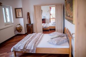 Schlafzimmer mit einem Bett und einem Spiegel in der Unterkunft Apartment Starčević in Kampor