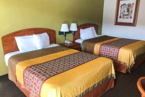 Postel nebo postele na pokoji v ubytování Econo Lodge