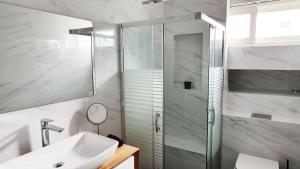 Et badeværelse på BnBIsrael apartments - Yosef Eliyahu Terracotta + 14 billeder