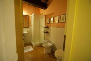 La salle de bains est pourvue de toilettes, d'une douche et d'un lavabo. dans l'établissement Torre Sangiovanni Albergo e Ristorante da Rosary, à Todi