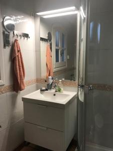 y baño con lavabo y ducha. en Verano Azul, 2 bedroom with Free Wi-fi, en Nerja