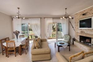 a living room with a table and a fireplace at VILLA FAIRIES in Lygia