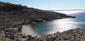 una grande pozza d'acqua su una collina rocciosa di Kuća u uvali Surbova a Punat