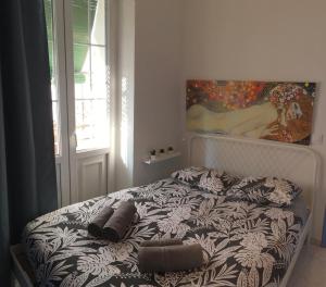 セビリアにあるApartamento Imperial Sevilla city centerの花柄の白いベッドが備わるベッドルーム1室