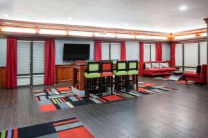 TV a/nebo společenská místnost v ubytování Days Inn & Suites by Wyndham Tyler