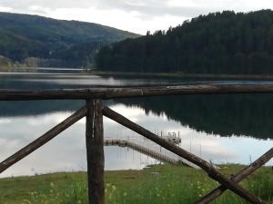 a view of a lake with a wooden fence at Guest House Caracas in Lorica
