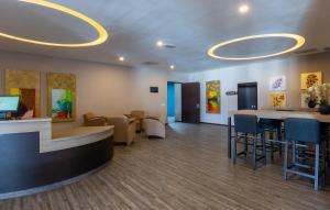 Un televizor și/sau centru de divertisment la Hotel Glow Point - Mulza