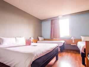 Postel nebo postele na pokoji v ubytování ibis Colmar Est - Hotel Restaurant en Alsace + 37 fotografií