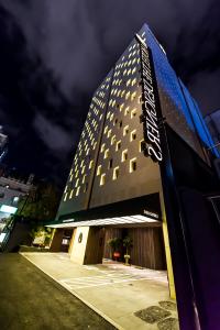 um edifício alto com uma placa na lateral em Hotel The Designers Jongro em Seul