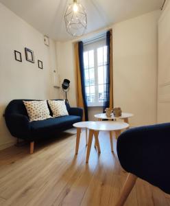 a living room with a couch and a table at Charmant duplex 2 pièces hypercentre de Granville in Granville