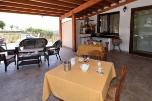 a room with a table and chairs and a kitchen at Colle d'Elce in Deliceto