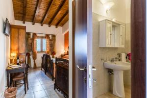 Un baño con lavabo e inodoro en una habitación. en Agriturismo Monte Criscione, en Avola 64 fotos más