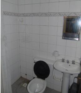 y baño con aseo y lavamanos. en LowCost Zona Sur Mono en San Miguel de Tucumán