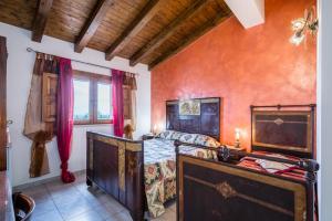 アヴォラにあるAgriturismo Monte Criscioneのオレンジ色の壁のベッドルーム1室(ベッド1台付)