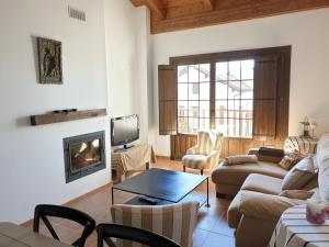 BadaguásにあるApartamento Santa Elena VUT-HU-20-093のソファと暖炉のあるリビングルーム