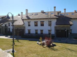 BadaguásにあるApartamento Santa Elena VUT-HU-20-093の庭付きの大きな白い家