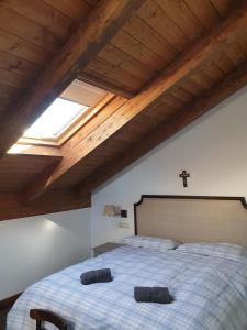 BadaguásにあるApartamento Santa Elena VUT-HU-20-093の枕が2つ置かれたベッドのある寝室