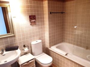 BadaguásにあるApartamento Santa Elena VUT-HU-20-093のトイレ、洗面台、浴槽を備えたバスルーム +16枚の写真