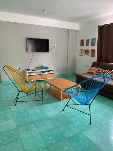 - un salon avec deux chaises et une table dans l'établissement CoCo 2 Spacious Apartment Downtown with Garden, à Cozumel