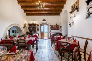 un restaurante con mesas y sillas con servilletas rojas en Agriturismo Monte Criscione, en Avola