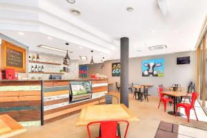 um restaurante de fast food com mesas e cadeiras em Quality Inn O'Connell em Adelaide