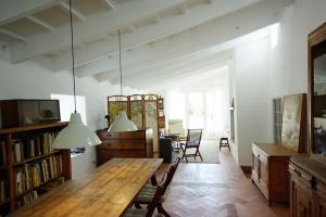 - un salon avec une table en bois et une salle à manger dans l'établissement S'Olivera, à Alaior