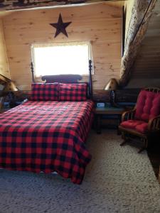 um quarto com uma cama xadrez e uma janela em Starry Nights Ranch Bed & Breakfast em Mancos