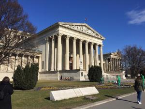 un grande edificio bianco con colonne di fronte di Heroes’ Residence II a Budapest