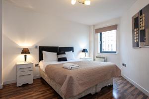Postel nebo postele na pokoji v ubytování Dreamhouse Apartments Manchester City West