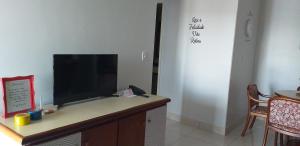 a flat screen tv sitting on top of a desk at Apartamento Mundi - Império Romano - Caldas Novas in Caldas Novas