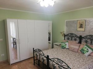 A bed or beds in a room at Casa Cristina - Vista Lago