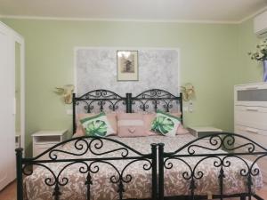 A bed or beds in a room at Casa Cristina - Vista Lago