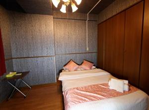 1 Schlafzimmer mit 2 Betten und einem Deckenventilator in der Unterkunft Laforet Tokaichi / Vacation STAY 75082 in Hiroshima