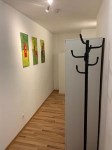 een kamer met schilderijen aan een muur en een houten vloer bij Heinsberg City in Heinsberg