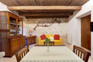 Galería fotográfica de Authentic Villa Surrounded by Nature en Terni