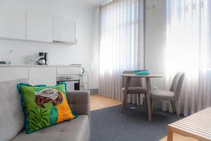 a living room with a couch and a table at Citybreak-apartments Coliseu in Porto